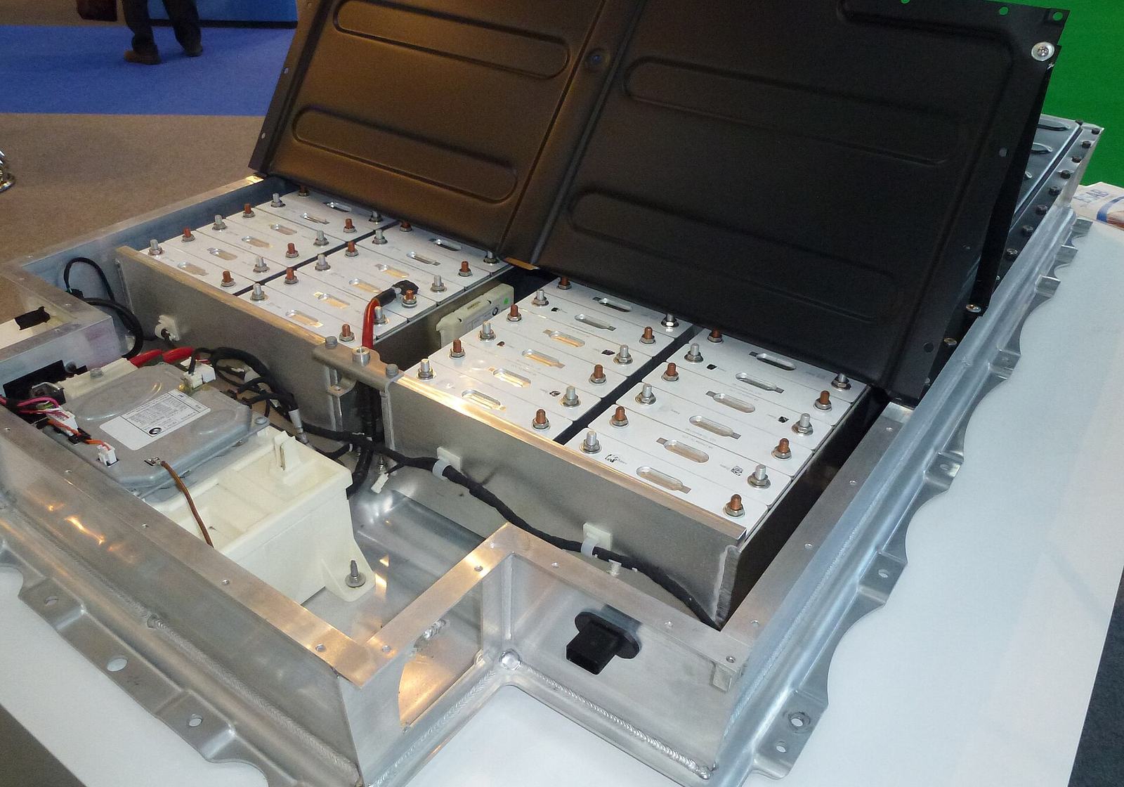 Geöffneter Hochvoltspeicher eines Elektrofahrzeugs