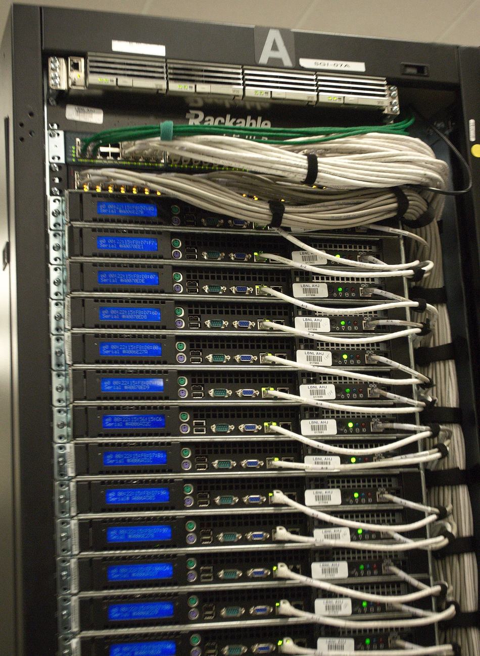 Rückseite eines Serverschranks mit strukturierter Verkabelung